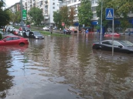 Жители столицы жалуются на затопленные из-за ливня дома