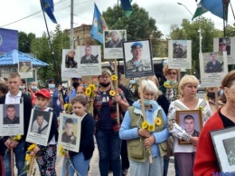 "Путинцы, опомнитесь": семьи погибших военных под Иловайском и Дебальцево провели акцию под посольством РФ в Киеве