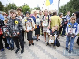 Президенту решили напомнить о погибших героях российско-украинской войны (фото)