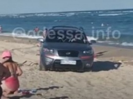Под Одессой водитель устроил гонки на пляже и поплатился - все попало на видео