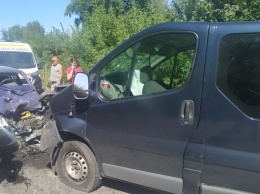 Под Харьковом спасатели вырезали водителя, зажатого в авто во время ДТП, - ФОТО