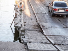 Проклятая переправа: с понтонного моста под Никополем слетел рейсовый автобус