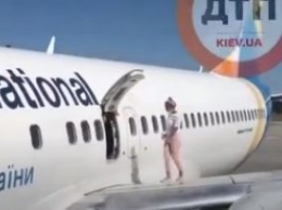 В "Борисполе" девушка устроила прогулку на крыле самолета: видео обескуражило сеть