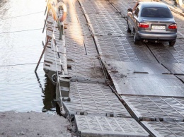 С переправы, заменившей мост, упавший во время пресс-конференции Зеленского, едва не слетел автобус