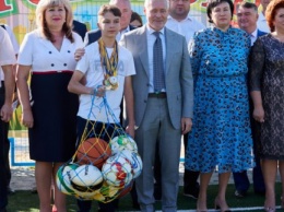 Игорь Терехов открыл в двух школах новые стадионы