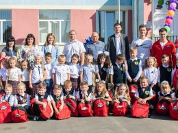 2 000 первоклассников получили фирменные рюкзаки от ХК «Донбасс» и Благотворительного фонда Бориса Колесникова