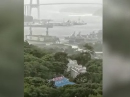 Во Владивостоке сорвавшийся во время урагана плавдок едва не повредил военные корабли