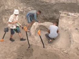 Археологи раскопали дом украинских богачей XI века. Нашли обручальное кольцо и игры из позвонков животных. Фото