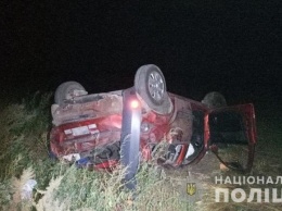 В Запорожской области автомобиль съехал в кювет и перевернулся: один человек погиб, двое - в больнице