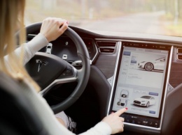 Компания Tesla стала бороться с «пиратским» ПО в своих автомобилях