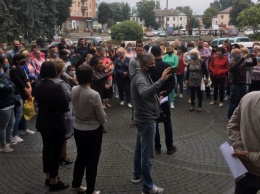 В Ровенской области родители вышли на протест против дистанционного обучения их детей