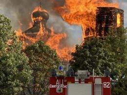 В Донецкой области вспыхнула деревянная церковь XIX века. Фото с места пожара