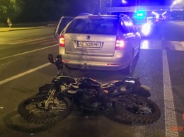 В Днепре на Слобожанском проспекте мотоциклист въехал в Skoda: мужчину забрала скорая