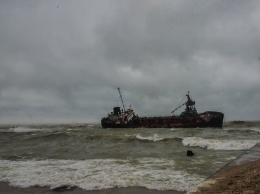 В Одессе наконец подняли танкер Delfi
