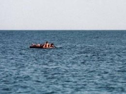 В Кирилловке трех женщин на надувном матрасе унесло в море