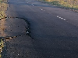На Запорожье "посыпалась" только что отремонтированная дорога