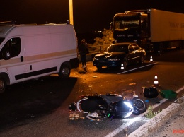 На трассе под Днепром столкнулись Mazda и скутер: пострадала женщина