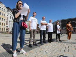 Письма из-за решетки: в Киеве провели акцию в поддержку узников Кремля