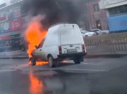 В Днепре на Слобожанском проспекте пылала машина (ВИДЕО)