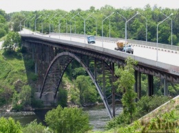 В Запорожье возле Арочного моста заметили мужчину за запрещенным занятием (ФОТО)