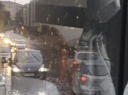 Во Львове пешеход без одежды молился под дождем