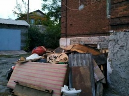 В Мариуполе старинный дом захламили бездомные и забросили коммунальщики, - ФОТО