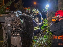 В Днепре на Слобожанском проспекте Skoda вылетела на обочину и врезалась в дерево: один человек погиб, двое пострадали