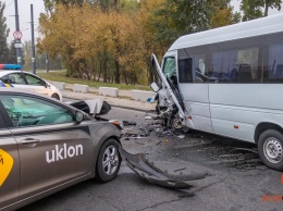 В Днепре на Слобожанском проспекте водитель Hyundai службы такси Uklon заснул за рулем и врезался в Mercedes Sprinter: есть пострадавшие