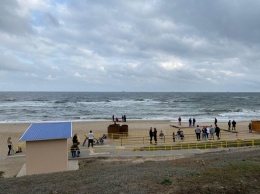 С ильичевского пляжа трех подростков унесло штормом в открытое море