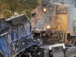 Поезд уничтожил тягач, застрявший на ЖД-переезде (видео)