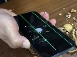 IPhone 12 испытали на прочность грецкими орехами