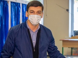 Какая обстановка на избирательных участках Днепра: на выборы пришел депутат Хмельников