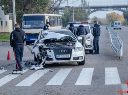 В Днепре на Малиновского столкнулись Audi и ГАЗель: движение затруднено