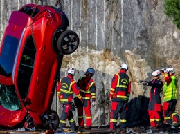 Volvo рассказала, зачем сбрасывать авто с 30-метровой высоты