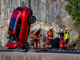 Самый суровый краш-тест: Volvo сбрасывает автомобили с высоты 30 метров