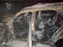 Ночью в Николаеве сожгли легковой автомобиль «Мерседес Бенц»