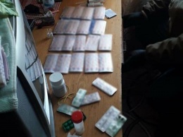 На Харьковщине в подъезде «многоэтажки» полиция задержала местного жителя, который продавал наркотики, - ФОТО