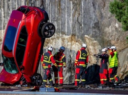 В Volvo сбросили автомобили с 30-метровой высоты