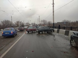 8 машин попали в ДТП за полчаса на путепроводе в Енакиево