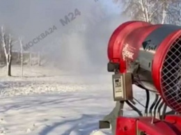 Москву засыпали искусственным снегом