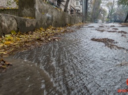 В Днепре на Нарымской прорвало трубу: улицы заливает водой