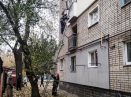 В Вольногорске женщина упала в собственной квартире и не могла встать: на помощь пришли спасатели