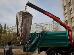 Спустя два года ожиданий: в Николаеве впервые вывезли мусор, собранный в заглубленные контейнеры (ФОТО)