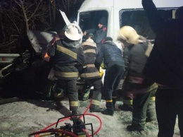 Под Харьковом спасатели деблокировали людей из искореженного автомобиля
