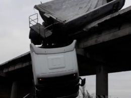 Ангелы существуют! На Донбассе водитель фуры чудом уцелел после падения с моста. Видео