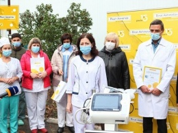 «Борьба с COVID-19 в Украине»: Фонд Рината Ахметова продолжает помогать медикам Донбасса и всей страны
