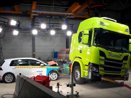 Видео: Scania столкнула Volkswagen Golf с электрическим тягачом, чтобы проверить надежность аккумуляторов