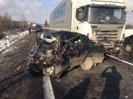 Жуткое ДТП на Закарпатье легковушка влетела в грузовик, погибли четыре человека