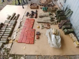 В Луганске оккупанты нашли пулеметы, автоматы и взрывчатку, - ФОТО
