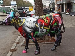 В Днепре корову украсили портретом Дали